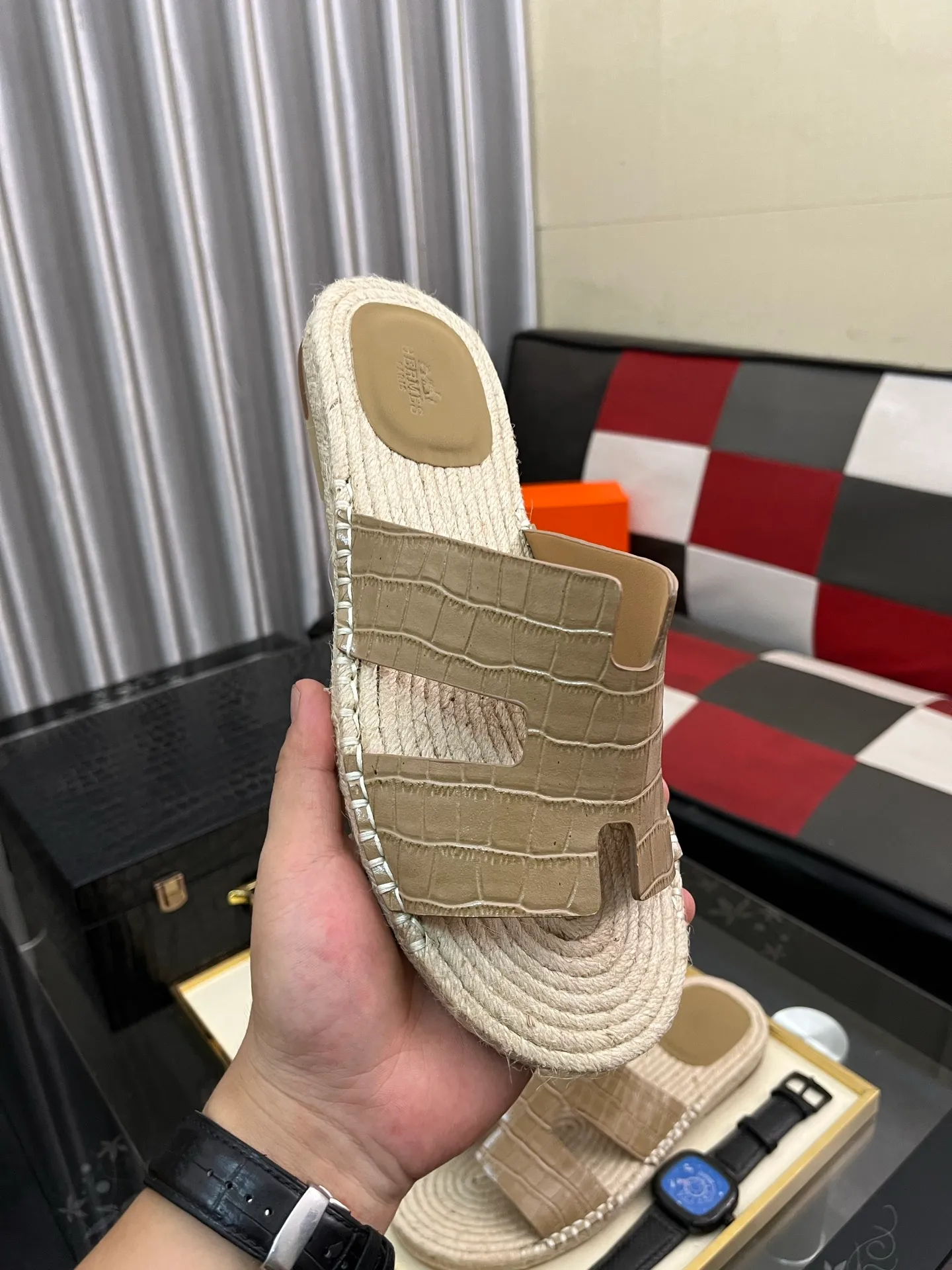 Men's shoes 💰340⌚️⌚️《HERMES》Hermes 💁♂️Men's casual slippers, compare the quality at the counter🧚🏿♂️ The upper layer has a stone pattern with clear texture, showing high-end, high-end, comfortable to wear and versatile. Purely hand-pulled, raw rubber breathable outsole, breathable and comfortable lambskin lining, 100% comfortable density, original rubber outsole wear-resistant code number 38-44. Can be customized 45-46-47